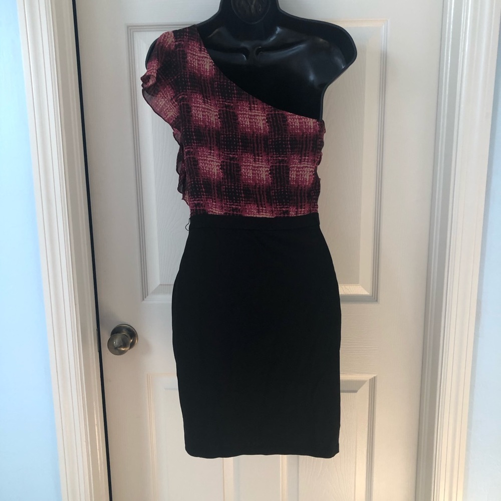 NWOT BEBE ONE SHOULDER STRETCH BODY CON. DRESS - Picture 4 of 8